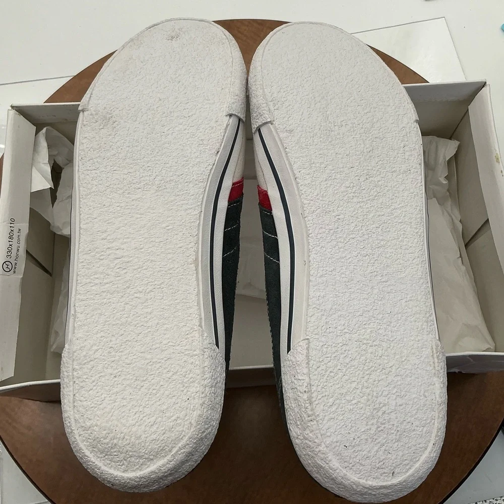 NWT Steve Madden Hernandez White with Black & Red‎ Stripes size 9 M